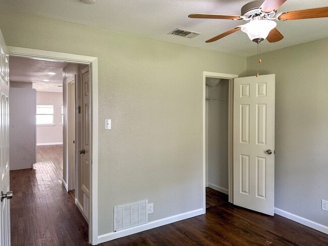 Building Photo - 4 Bedroom / 2 Bath