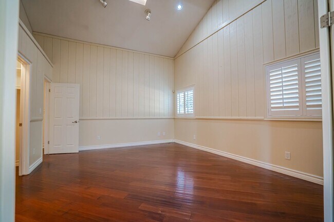 Building Photo - Valencia 4 Bedroom Home for Rent.