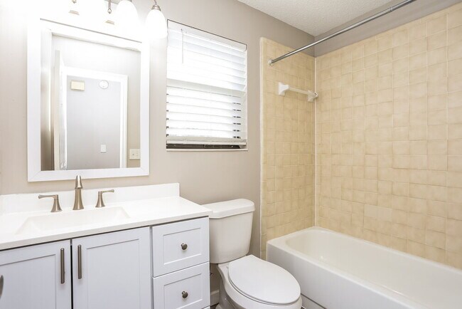 Building Photo - 1464 Rose Hill Dr W