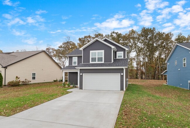 Building Photo - Like New Three Bedroom!