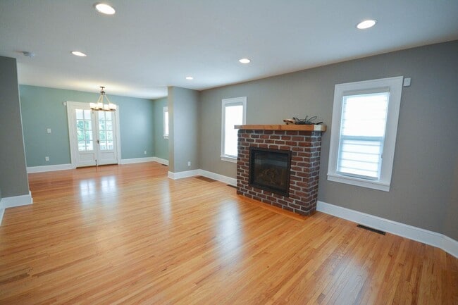Building Photo - Gorgeous home with classic details in the ...
