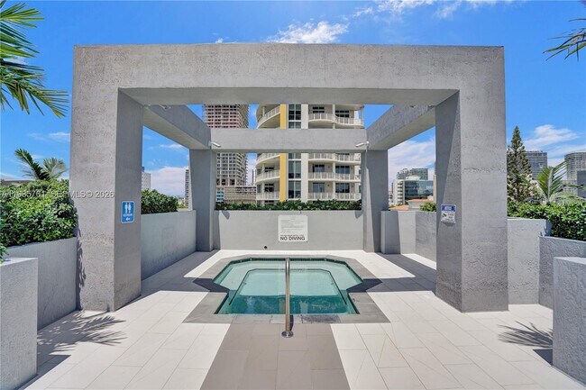 Building Photo - 480 NE 30th St