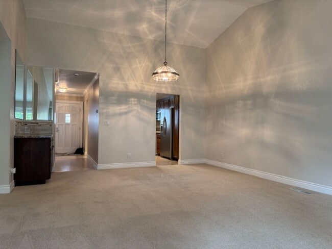 Building Photo - Beautiful 2 bedroom, 2 bath single level t...