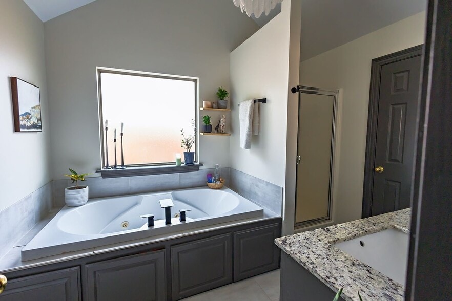 Building Photo - 303 Spike Ln