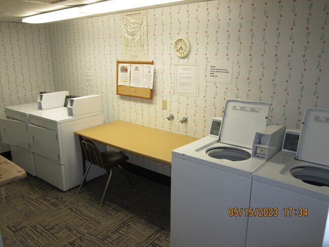 Building Photo - 3033 E Devonshire Ave