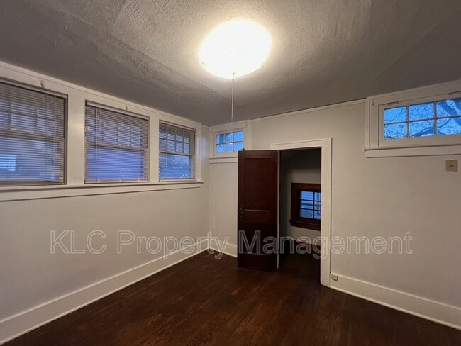 Building Photo - 2222 E 12th St