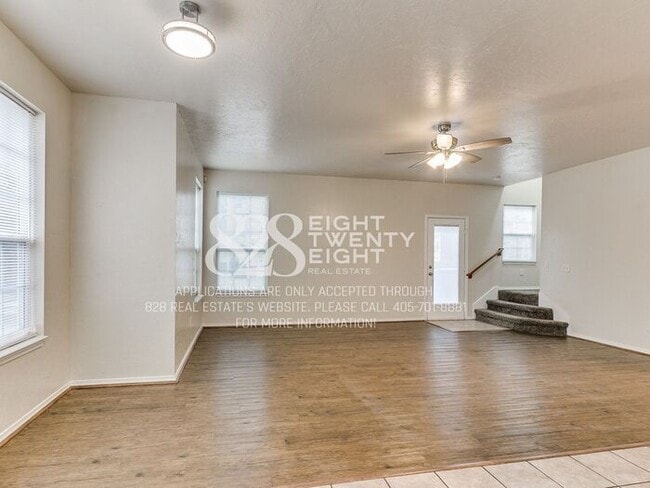 Building Photo - *AVAILABLE NOW!* Spacious 3 Bed/2.5 Bath Duplex Townhome Available in Norman!