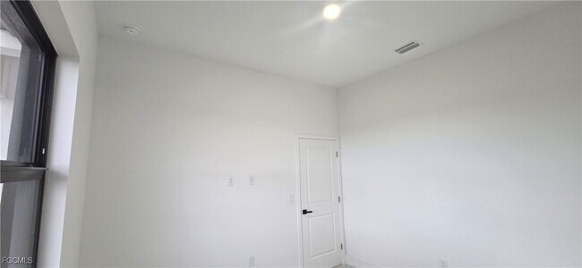 Building Photo - 2013 NE 15th Pl