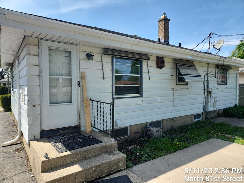Building Photo - 5860 N 81st St