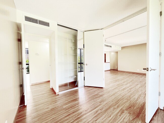 Building Photo - Downtown Living at Royal Queen Emma! 2 PAR...