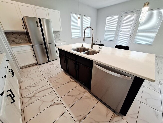 Building Photo - 7800 Hillock Terrace