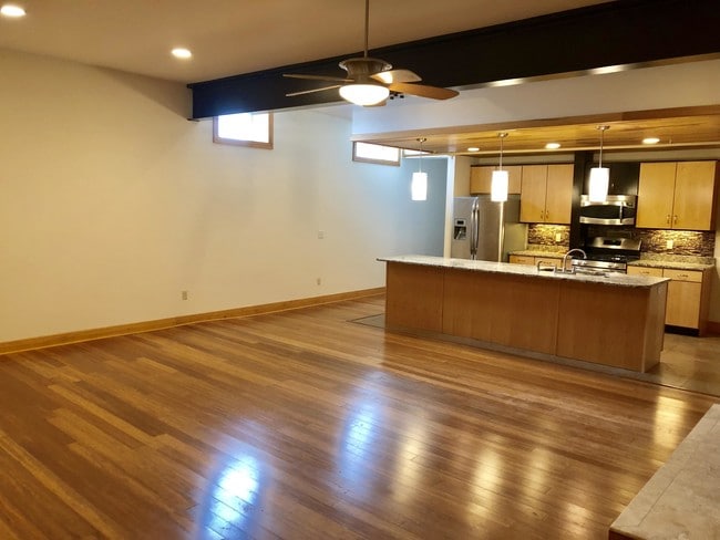 Building Photo - 905 Alley A