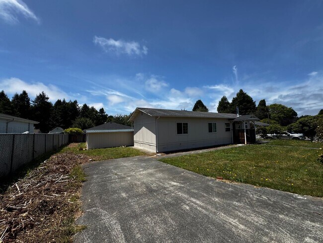Building Photo - Pet-friendly Home located in sunny Ridgewood