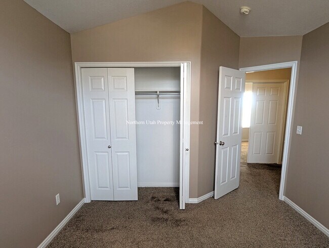 Building Photo - 4-Bed, 3.5 Bath Home with Scenic Views in South Ogden