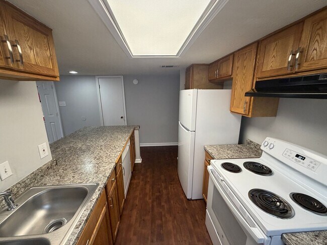 Building Photo - Spacious 3 Bedroom Townhome in Oak Park