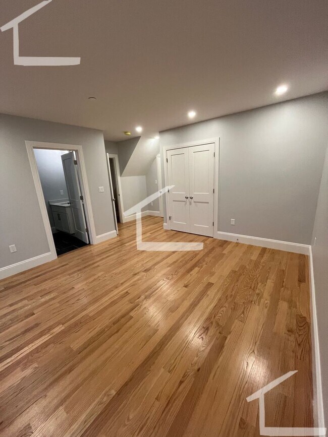 Building Photo - Brighton 3 bed 2 bath....