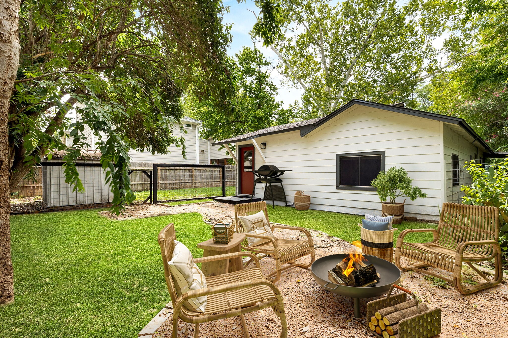 Private, fenced backyard - 815 Gunter St