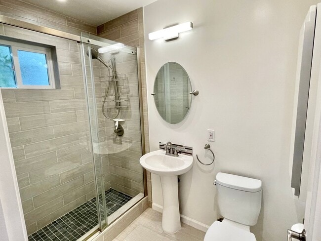 Building Photo - 1BR/1BA Remodeled Garden Unit! Charm Galor...