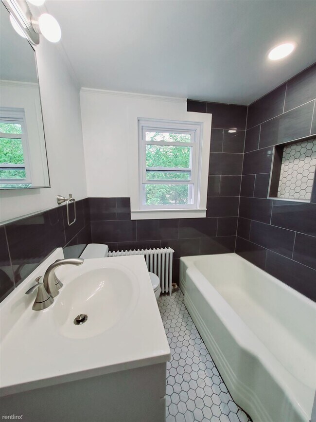 Building Photo - 1 br, 1 bath Condo - 100 Colonial Rd Apt 3