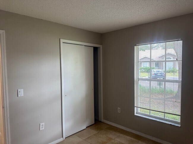 Building Photo - 3/2 Villa Located in Desirable S. Orlando ...