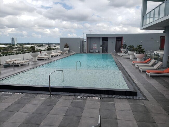 Building Photo - 2000 Metropica Wy