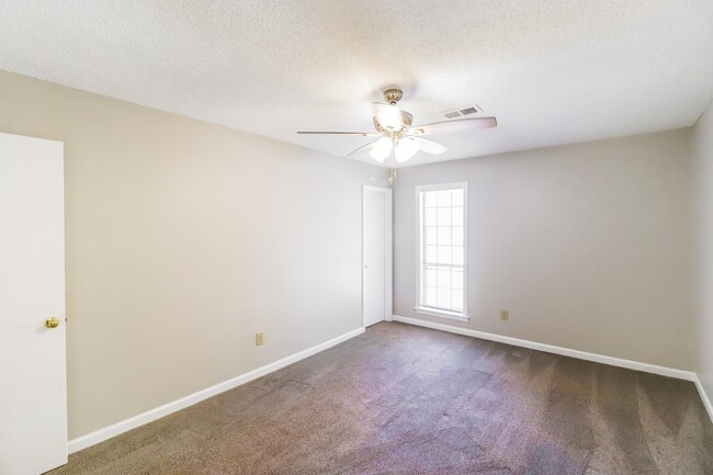 Building Photo - 1065 Llano Cove