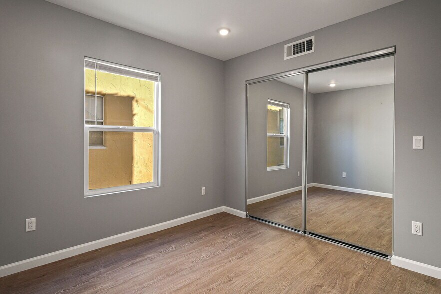 Building Photo - 1238 S Burnside Ave