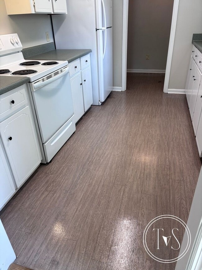 Building Photo - MOVE IN SPECIAL: $250 OFF 1ST MONTH'S RENT!**