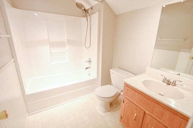 Building Photo - Pet Friendly Three Bedroom with Bonus!