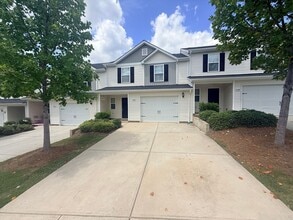 Building Photo - Beautiful townhome minutes from uptown