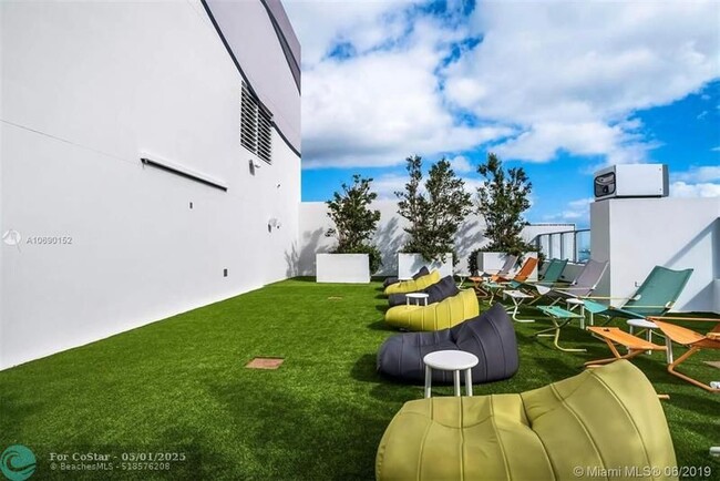 Building Photo - 1010 Brickell Ave