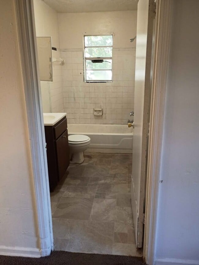 Building Photo - 705 S Van Buren St