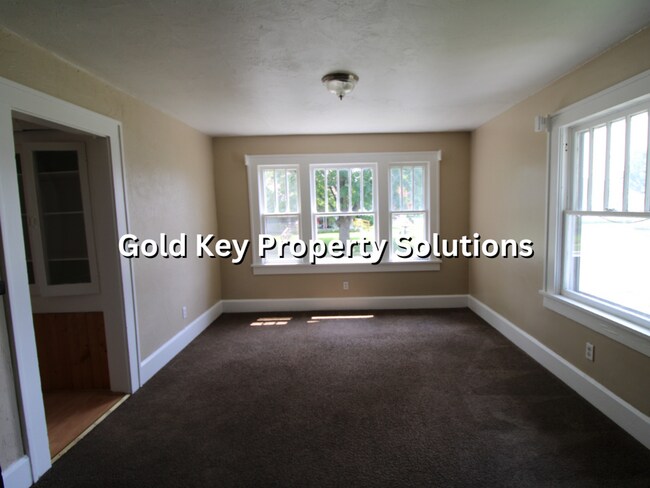 Building Photo - 3 BR 1 BA House with Enclosed Front Porch ...