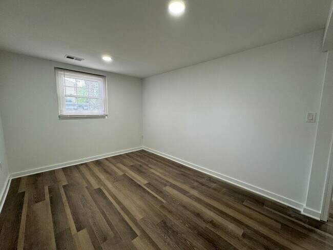 Building Photo - Spacious 5 Bed 3 Bath Home Walking Distanc...