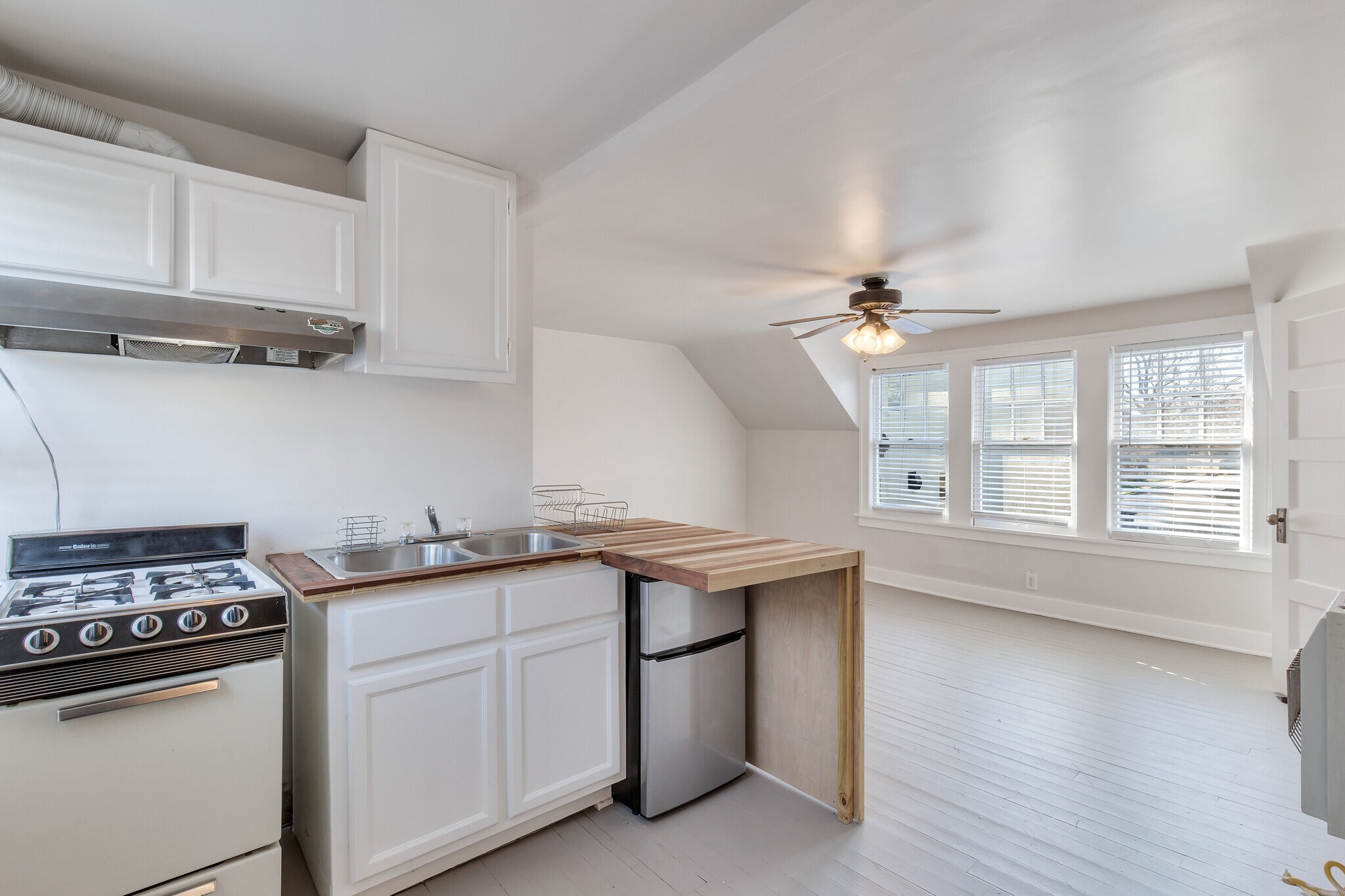 Building Photo - 109 E 26th Pl