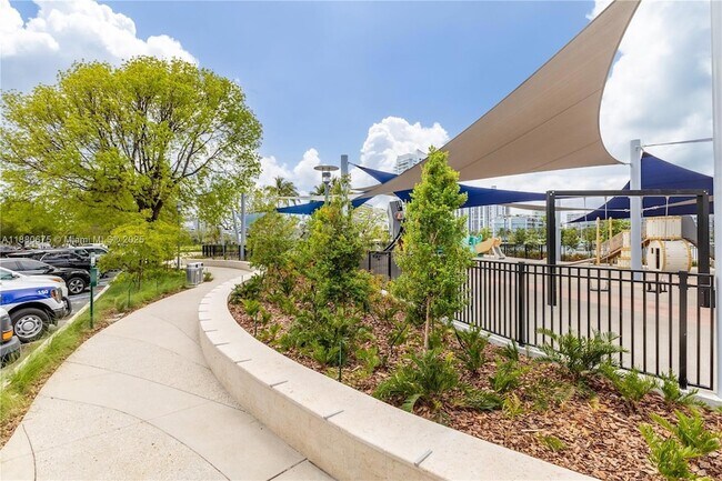 Building Photo - 1800 Sunset Harbour Dr