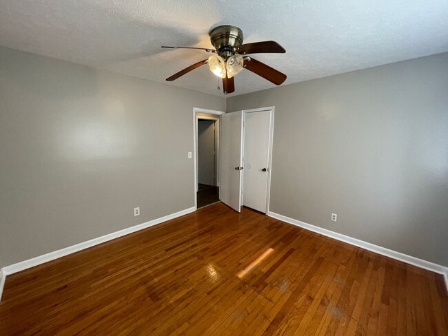 Building Photo - 3/1 House Available Now
