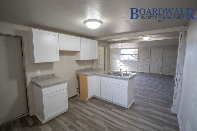 Building Photo - Pet Friendly 2 Bedroom Home