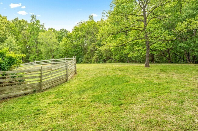 Building Photo - 108 Rolling Meadow Dr