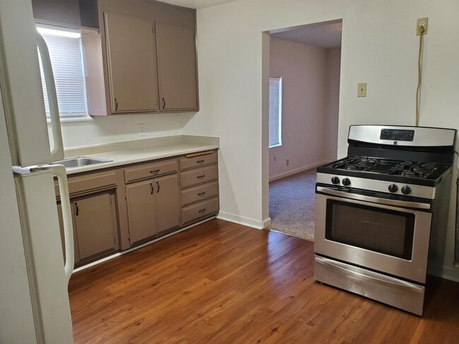 Building Photo - 430 Robinson Ave