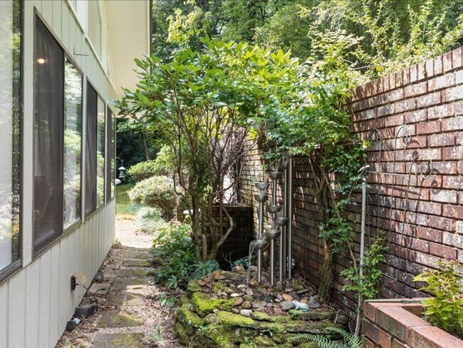 Building Photo - 1050 Illahee Rd