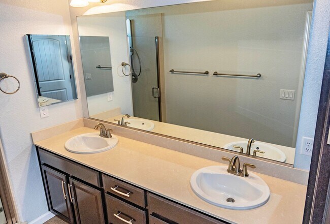 Building Photo - Great Townhome For Rent!