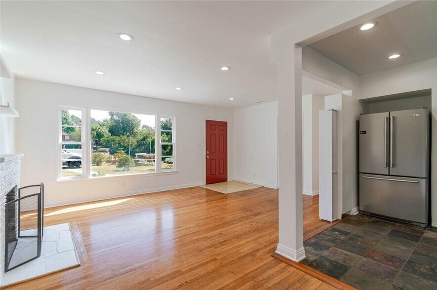 Building Photo - 13057 Gladstone Ave
