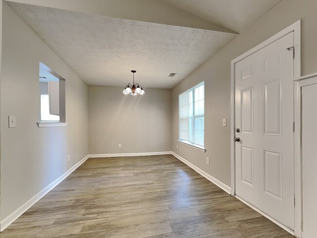 Building Photo - Move-in Special!