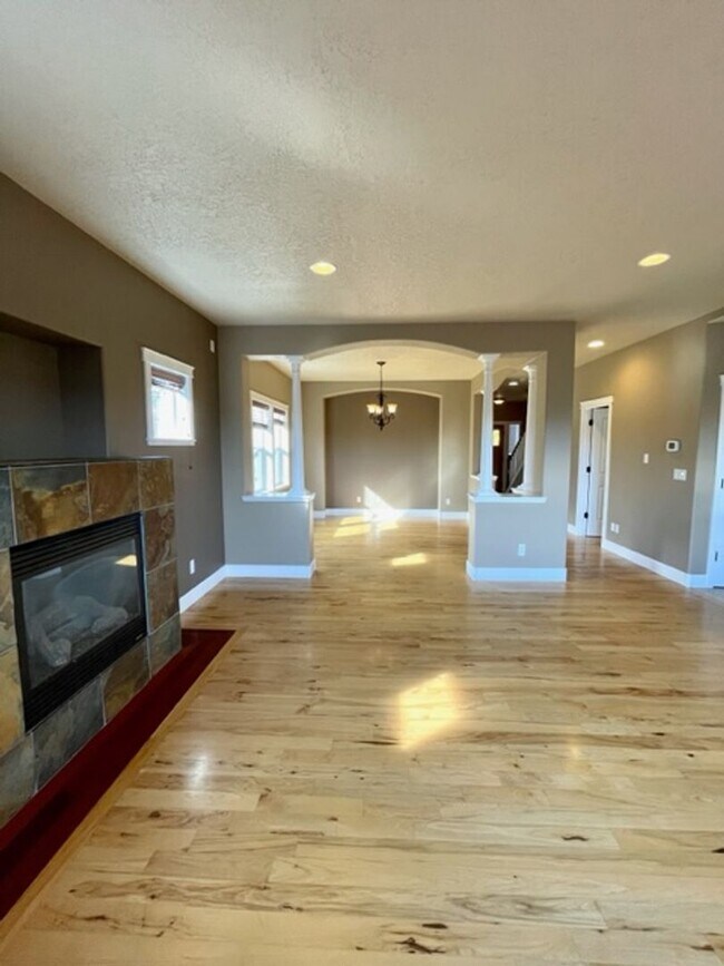 Building Photo - Gorgeous 3 bedroom spacious home in NE Ben...