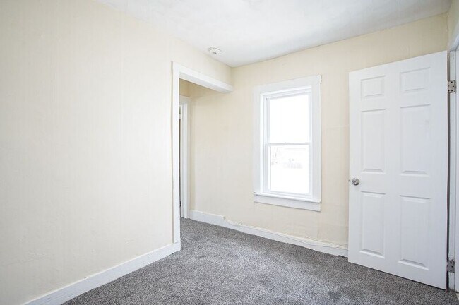 Building Photo - 32 Joy St