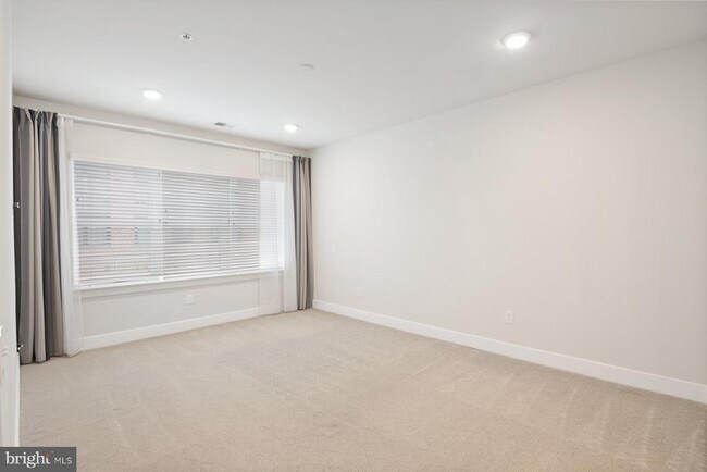 Building Photo - 2907 Bleeker St