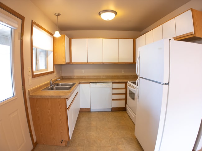 Building Photo - 2 Bedroom Apartment in Quiet Neighborhood!