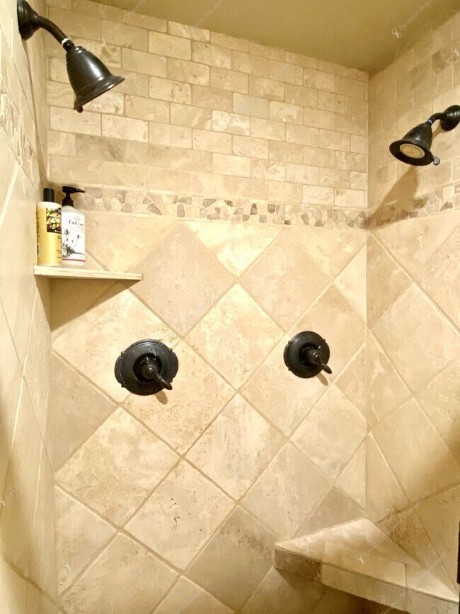 Building Photo - *Coming Soon* Charming Old Bend Rental | 3...