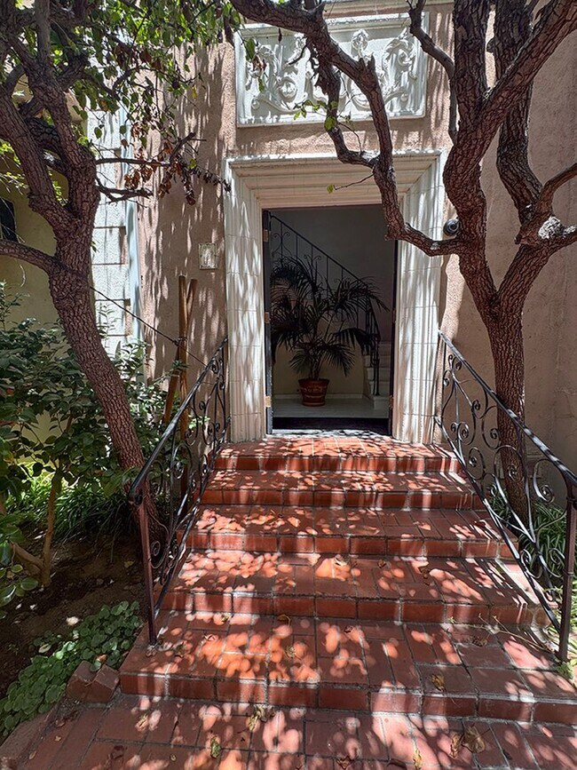 Building Photo - Charming Vintage 1 Bed / 1 Bath in the Heart of West Hollywood